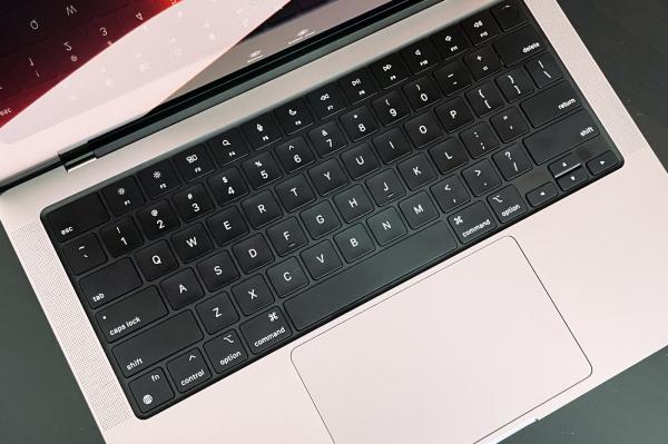 Apple запатентовала алюминиевую клавиатуру для MacBook с подсветкой, которая может изменить символы на клавишах