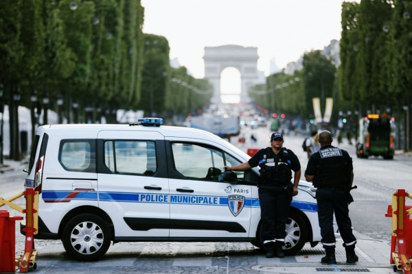 Французским полицейским разрешили шпионить через камеру и микрофон смартфонов0