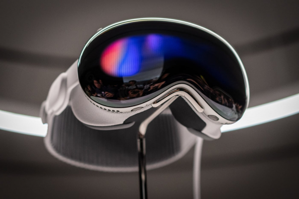 Apple начала выдавать разработчикам шлем Vision Pro0