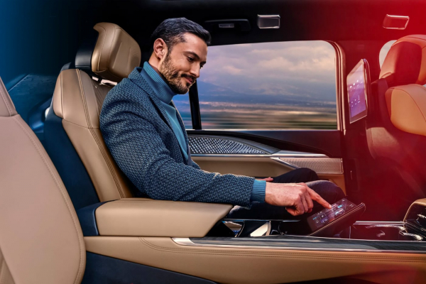 Cadillac представил электрический внедорожник Escalade IQ. Одной зарядки хватит на 720 км10