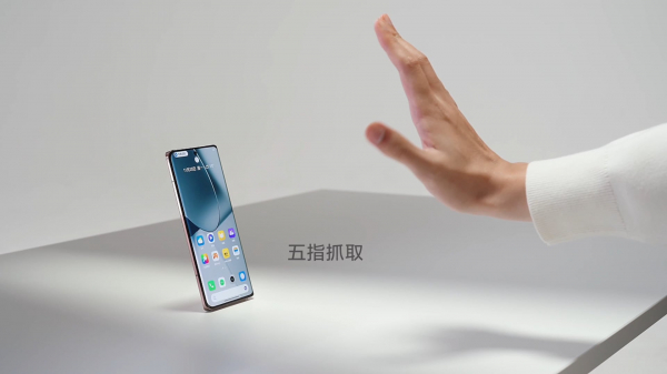 Realme представила смартфон GT5 Pro, который можно разблокировать отпечатком ладони0