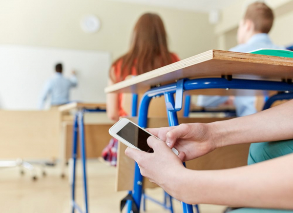 Госдума приняла закон, запрещающий школьникам использование смартфонов на уроках0