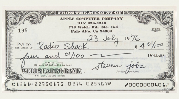 Чек на $4 с подписью Стива Джобса был продан на аукционе за $46 тысяч0