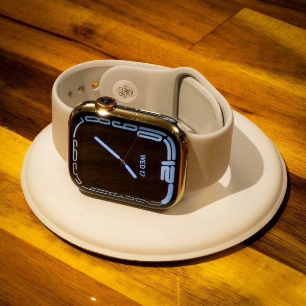 Появились фото эксклюзивного ремешка Apple Watch для Джони Айва1