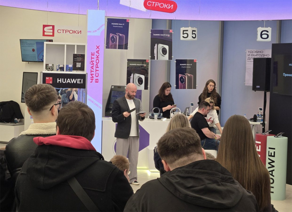 МТС презентовала смартфоны HUAWEI Mate XT и Huawei Mate 70 Pro в центре Москвы вместе с блогером Стаас просто класс6