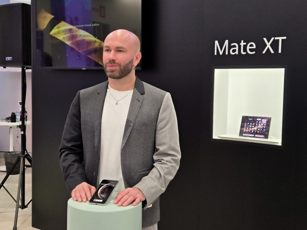 МТС презентовала смартфоны HUAWEI Mate XT и Huawei Mate 70 Pro в центре Москвы вместе с блогером Стаас просто класс7