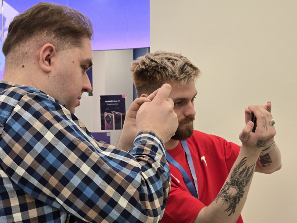 МТС презентовала смартфоны HUAWEI Mate XT и Huawei Mate 70 Pro в центре Москвы вместе с блогером Стаас просто класс11