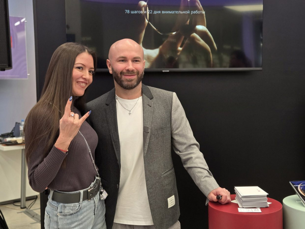 МТС презентовала смартфоны HUAWEI Mate XT и Huawei Mate 70 Pro в центре Москвы вместе с блогером Стаас просто класс26