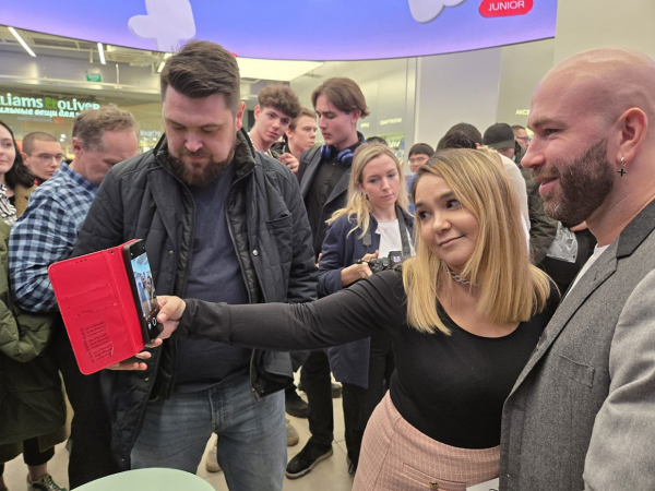 МТС презентовала смартфоны HUAWEI Mate XT и Huawei Mate 70 Pro в центре Москвы вместе с блогером Стаас просто класс21