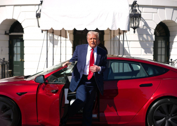 Дональд Трамп купил самую быструю Tesla у Илона Маска прямо около Белого дома. Это должно остановить падение акций0