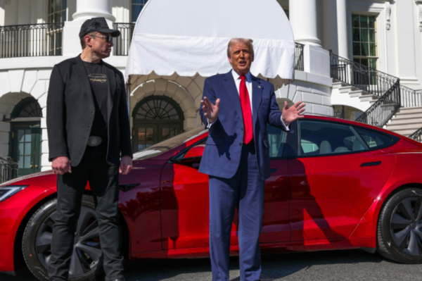Дональд Трамп купил самую быструю Tesla у Илона Маска прямо около Белого дома. Это должно остановить падение акций1