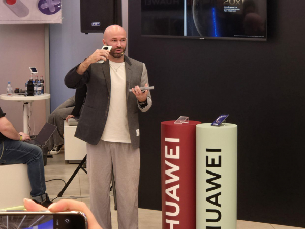 МТС презентовала смартфоны HUAWEI Mate XT и Huawei Mate 70 Pro в центре Москвы вместе с блогером Стаас просто класс10