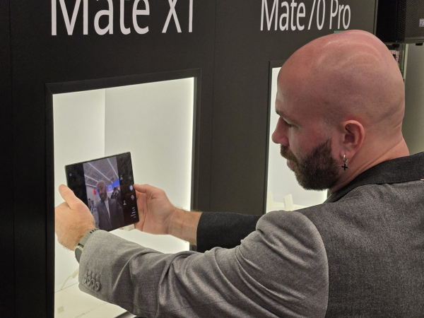 МТС презентовала смартфоны HUAWEI Mate XT и Huawei Mate 70 Pro в центре Москвы вместе с блогером Стаас просто класс18