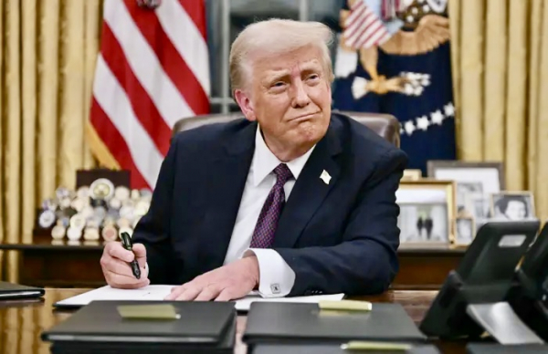 Трамп заявил, что он не отменял пошлины на электронику. Они просто снизятся до 20%, но лишь на время0